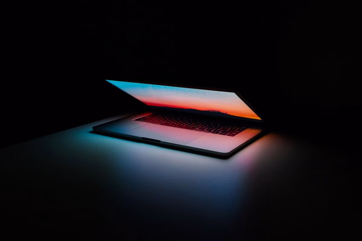 Laptop displaying colorful sunset, symbolizing AI and technology from Stockmark.it
