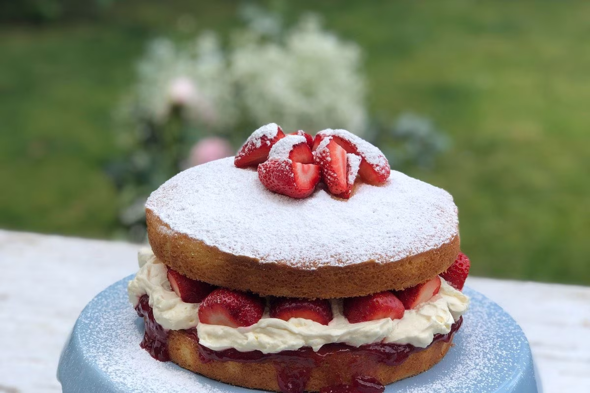 Victoria sponge cake with strawberries and cream, dusted with powdered sugar from Stockmark.it