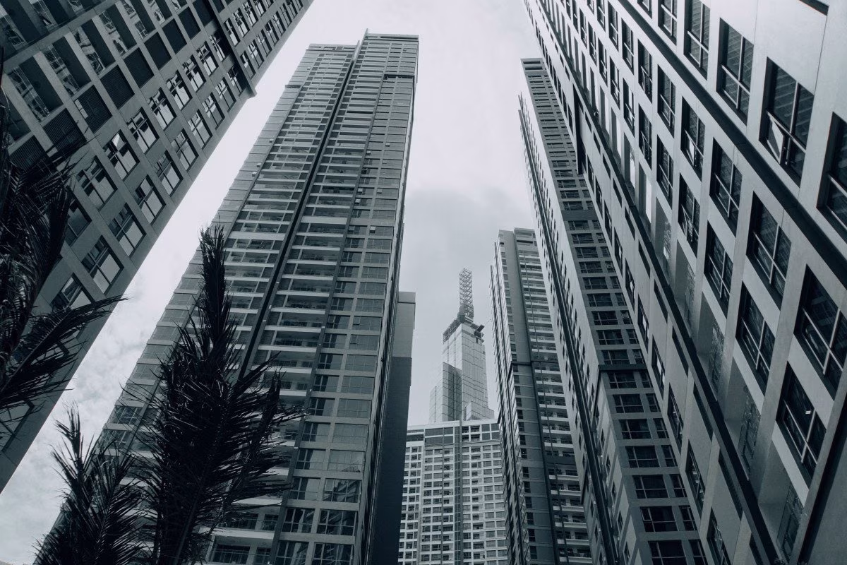 Modern skyscrapers in a city, reflecting resilient trading and strategic diversification. from Stockmark.it