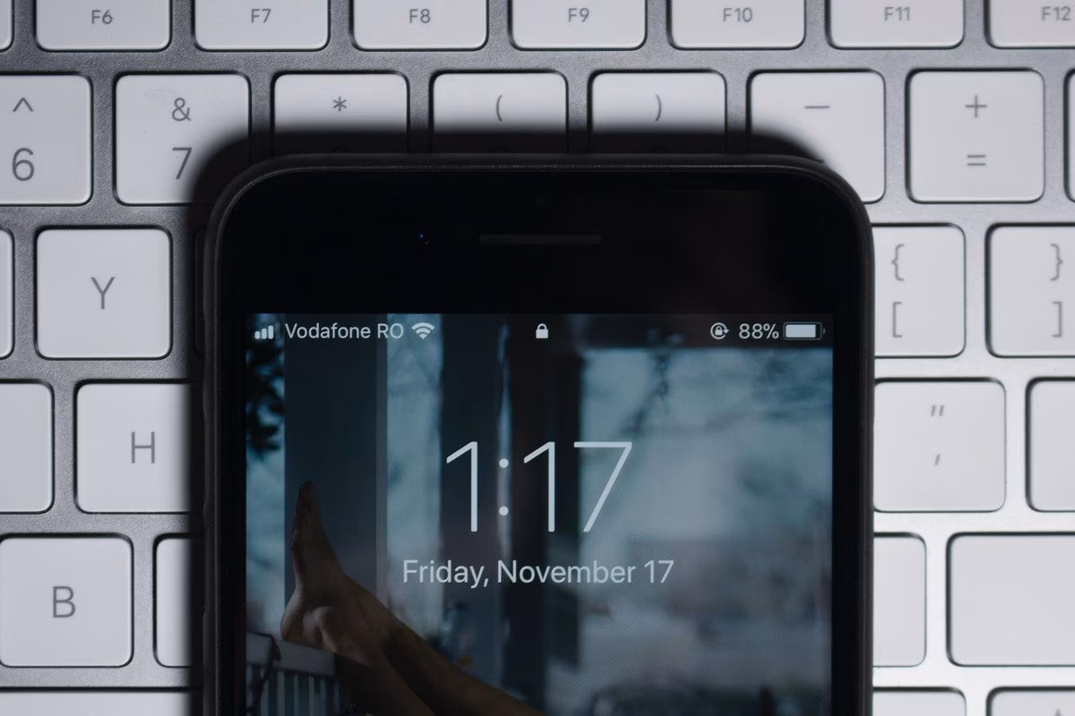 iPhone screen showing 1:17 PM on Friday, November 17, over a keyboard from Stockmark.it