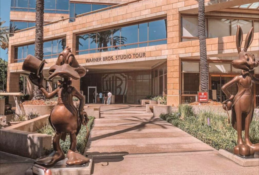 Warner Bros. Studio Tour entrance with Daffy Duck and Bugs Bunny statues from Stockmark.it