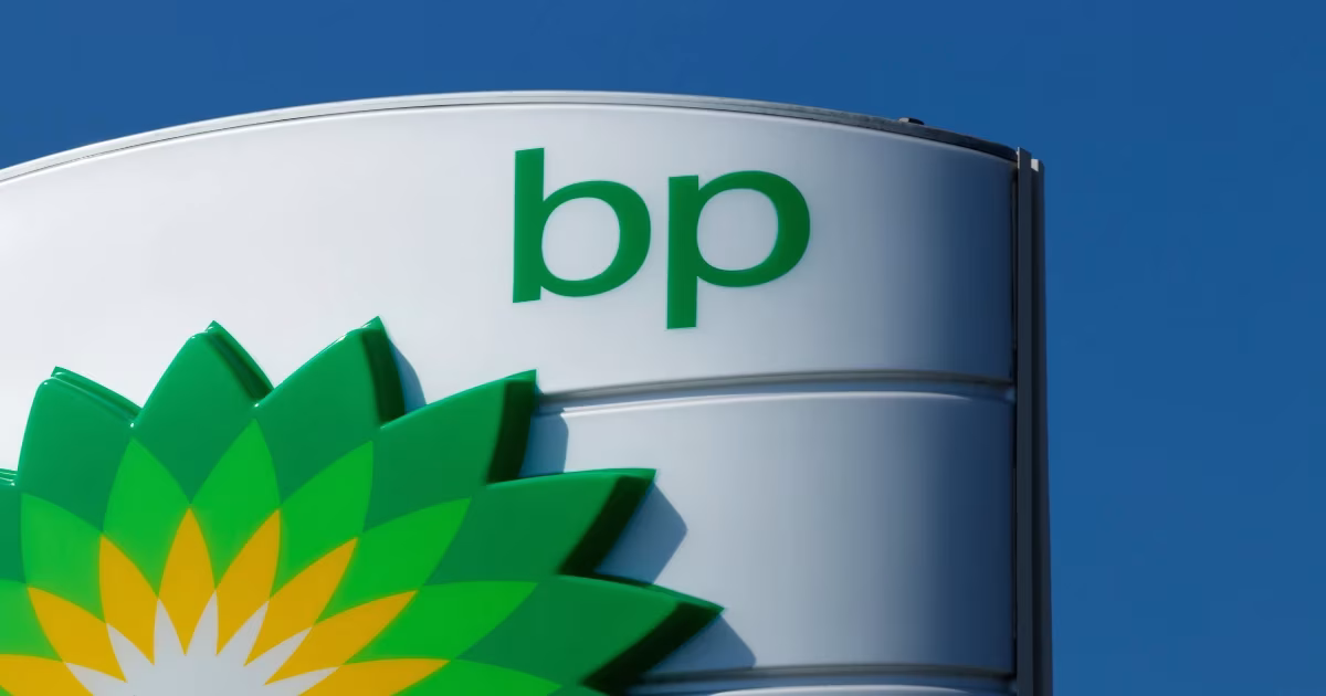 A BP petrol station sign features the green and yellow BP logo with the lowercase letters “bp” above it, set against a clear blue sky—a subtle reminder of the BP CEO’s recent emphasis on tighter spending and a renewed focus on core oil and gas operations. @ stockmark.it