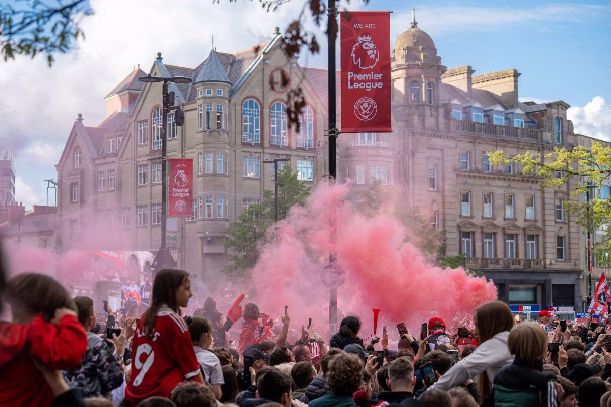 Sheffield United fans celebrate Premier League promotion with red smoke from Stockmark.it